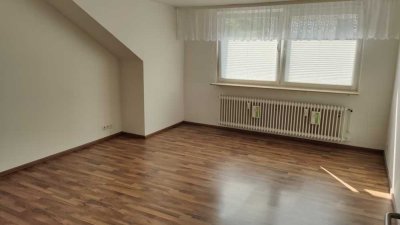 Renovierte 2-Zimmer-DG-Wohnung mit EBK in ruhiger Lage – kurzfristig frei