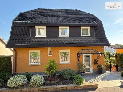 Massenbachhausen: Familienfreundliches Wohnhaus mit Doppelgarage und Gartenidylle