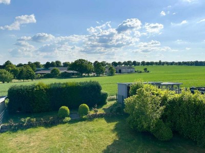 Haus im skandinavischen Stil – trifft auf – idyllische Feldrandlage