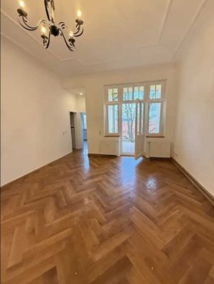Erstbezug nach Sanierung und Einbauküche: Stilvolle 2-Zimmer-Wohnung mit lux. Innenausstattung