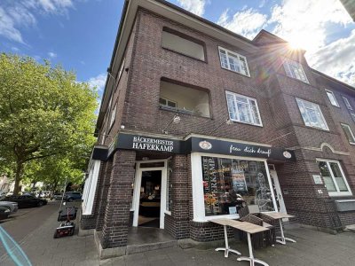 Altbauwohnung- 3 Zimmer, Holzdielen, hohe Decken und kl. Balkon mitten in Schwachhausen