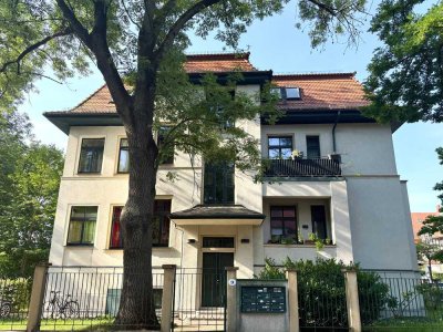 Charmante Maisonette-Dachwohnung mit großzügiger Dachterrasse und Stellplatz im beliebten Loschwitz!