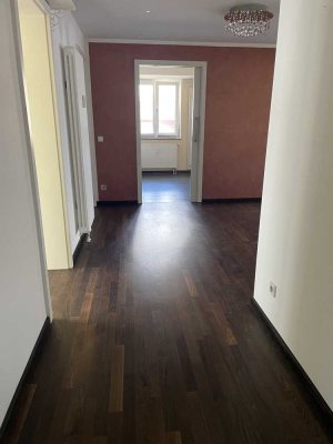 Attraktive und gepflegte 3-Zimmer-Wohnung mit gehobener Innenausstattung mit Balkon und EBK in Hof