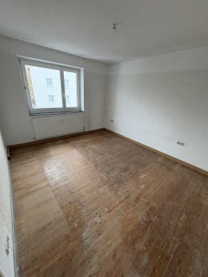Renovierungsbedürftige 4 Zi-Wohnung - sofort frei 
 - einfach günstig & gut !!