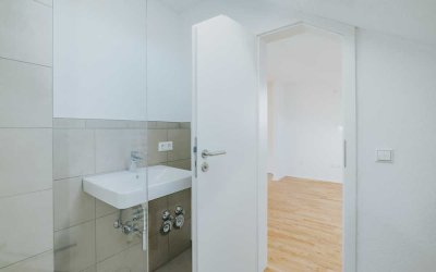 Sofort bezugsfrei – modernisierte 3-Zimmer-Dachgeschosswohnung in umfassend saniertem Wohnensemble