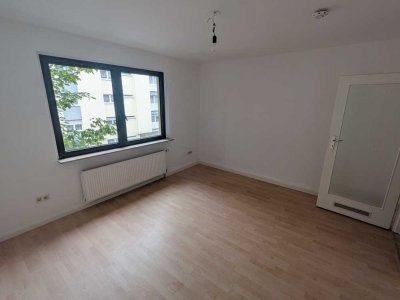 Schöne, helle 2-Zimmer-Wohnung mit Balkon, neuer EBK, in Offenbach Kaiserlei