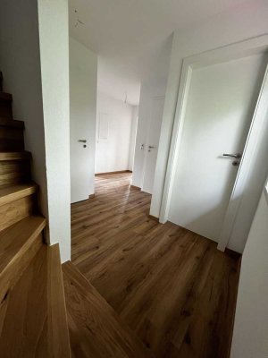 Erstbezug: 5-Zimmer-Wohnung mit Balkon und Garten in Altusried (KFW55 EE)
