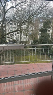 Helle, sanierte 2-Zimmer-Wohnung in Oberkassel mit zwei Balkonen und Blick ins Grüne