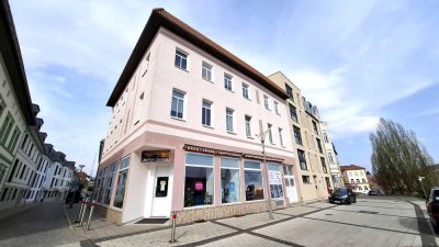 Schöne Aussicht auf den Markt! Gräumig mit großem Wohnzimmer! Zentrum Schkeuditz!