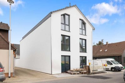 Moderne Neubauwohnung in ruhiger Lage mit Einbauküche, Balkon + TG-Stepllplatz - ab 1.10. bzw früher