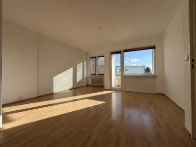 Helles Apartment mit Sonnenbalkon, EBK, Waschmaschine und Aufzug