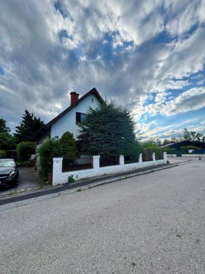 Charmantes Einfamilienhaus mit Nebengebäude am Stadtrand mit großem Garten in ruhiger Lage