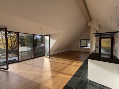 Lichtdurchflutete 3 Zimmer Dachgeschosswohnung Inmitten von München-Waldtrudering