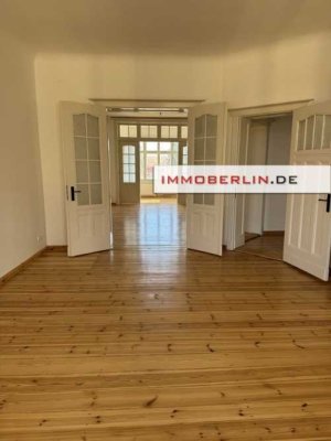 IMMOBERLIN.DE - Exzellente Altbauwohnung mit generösem Grundriss, Balkon & Pkw-Stellplatz