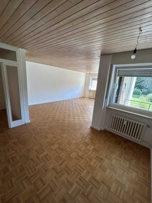 Frisch renovierte 4-Zimmer-Wohnung mit Einbauküche, Balkon, Aufzug & Tiefgarage in Bonn-Tannenbusch