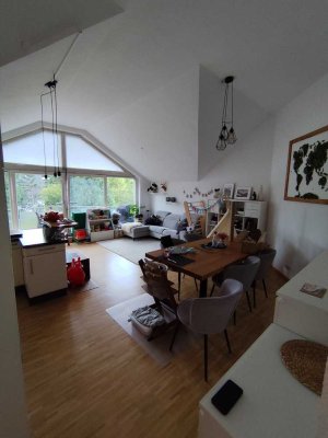 Helle 3-Zimmer Dachgeschosswohnung mit 2 Balkonen in Stuttgart-Vaihingen - BEZUGSFREI