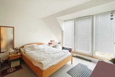 2-Zimmer-Dachgeschosswohnung mit Loggia, besonderen Dachschrägen und einladendem Flair