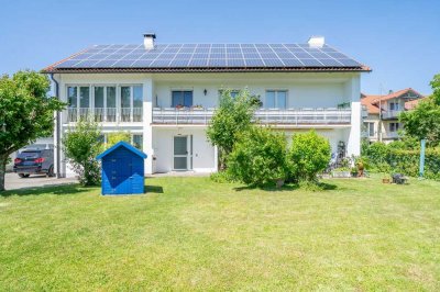 Ruhige Wohnlage: Gepflegtes Mehrfamilienhaus mit 3 Wohneinheiten, 3 Garagen und PV-Anlage!