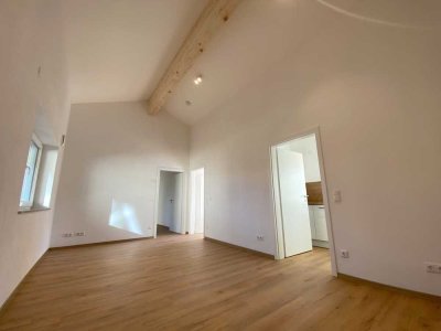 Raubling-Kirchdorf: charmante 2-Zimmer-Terrassen-Wohnung mit EBK