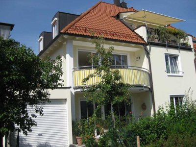 Exklusive, lichtdurchflutete 2-Zimmer Wohnung mit Balkon und Einbauküche in Feldmoching
