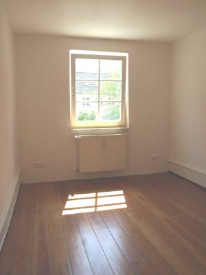 Freundliche 4-Zimmer-Erdgeschosswohnung mit geh. Innenausstattung mit Balkon und EBK