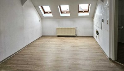 *MK IMMOBILIEN* Modernisiert! Großzügige 3-Raum-Dachgeschosswohnung in der Krämpfervorstadt!