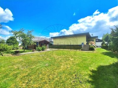 Waldaubach: Wohnen auf einer Ebenen-Bungalow (barrierefrei) mit Garage in Waldrandlage