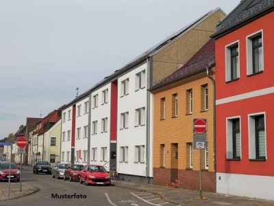 Renovierungs-/Sanierungsprojekt: Stark vernachlässigtes EFH-Reihenhausanteil wartet auf neues Leben