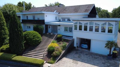 Traumhafte Villa mit zauberhaftem Garten, Einliegerwohnung und Indoor Pool