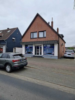 ***Geschäftshaus mit zwei Wohneinheiten, Garage und Stellplätzen***