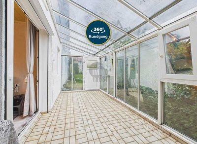 HELL UND RUHIG: HOCHPARTERRE MIT WINTERGARTEN UND GEMEINSCHAFTSGARTEN