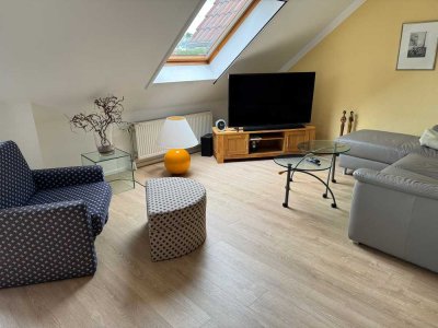 Charmante, teilmöblierte 2,5-Zimmer-Dachgeschosswohnung mit zwei Balkonen in begehrter Halbhöhenlage