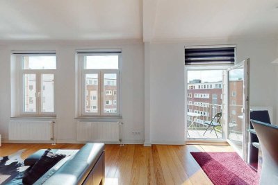 DREAMHOUSE Immobilien: Charmante Altbauwohnung mit Balkon ins Grüne