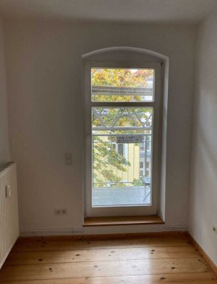 gepflegte kleine Altbauwohnung mit großem Westbalkon