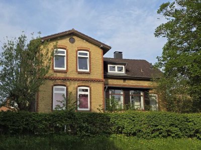 Mehrfamilienhaus mit drei Wohneinheiten, Schlei-Blick und großem Grundstück.