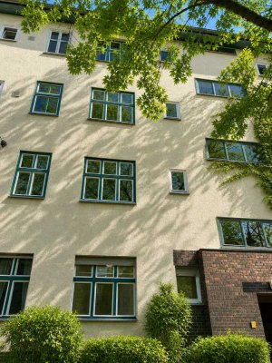 Prenzlauer Berg: 2 Zimmer mit Wintergarten – selbst gestalten oder fertig einziehen