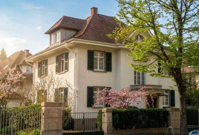 Dachgeschoss-Traum in Freiburger Stadtvilla – Lichtdurchflutetes Wohnen in bester Herdern-Lage!