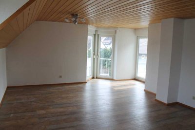 Lichtdurchflutete 3-Zimmer-Wohnung im DG mit sonniger Dachterasse * Provisionsfrei * ohne Mieter
