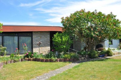 Architektenbungalow als EFH (leer) zzgl. sep. Arztpraxis (vermietet) im Paket
