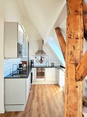 Erstbezug nach Renovierung, charmante Dachgeschoßwohnung mit Balkon, möbliert