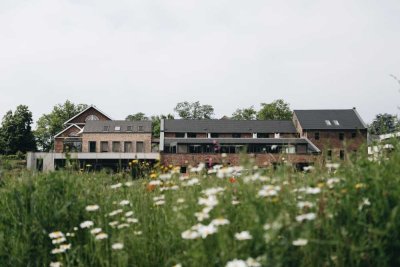 � Exklusives Wohnen auf kernsaniertem Hof mit unverbaubarem Rheinblick