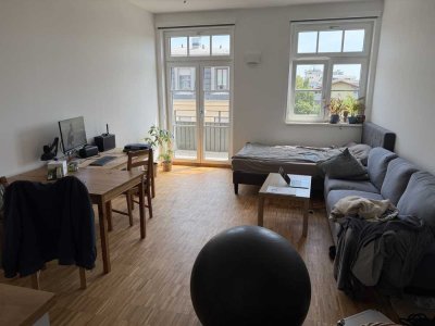 Helle 1 Zimmer Wohnung mit Balkon und Einbauküche