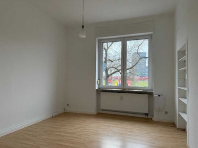 Erdgeschoss-Altbauwohnung in Bahnhofsnähe