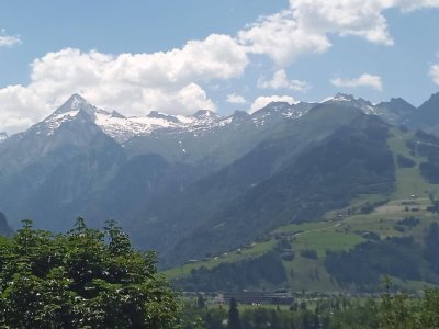 Vom Eigentümer: Flexible und grosszügige Wohnung in Hanglage mit 2 Südterrassen und Gletscherblick