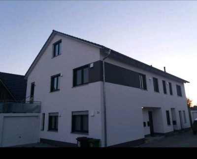 Moderne Doppelhaushälfte mit gehobener Ausstattung in ruhiger Lage