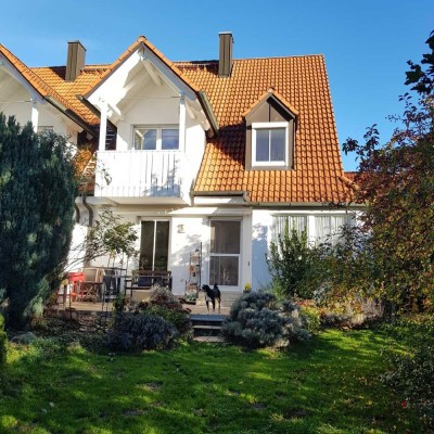 Wunderschöne Doppelhaushälfte mit herrlichem Garten und freiem Blick über Wiesen und Felder