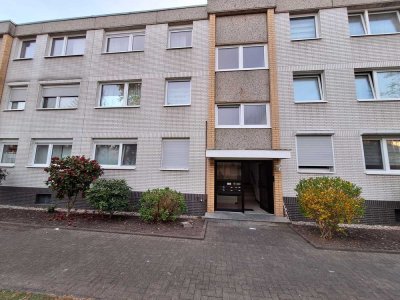 Schöne und sanierte Smarte 3-Zimmer-Hochparterre-Wohnung  mit Netzwerk, Balkon, Garage, EBK und PV