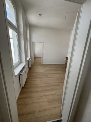 Frisch renovierte 2 Raumwohnung mit EBK , Fensterbad und Keller