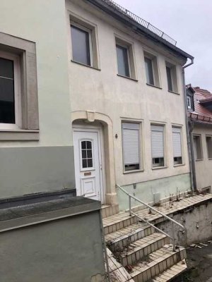 Provisionsfrei - Zentral gelegenes Einfamilienhaus (RMH) mit Garten
- Sanierungsbedürftig -