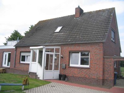 Charmante Wohnung in einem freistehenden Haus mit Garten und Dachterrasse